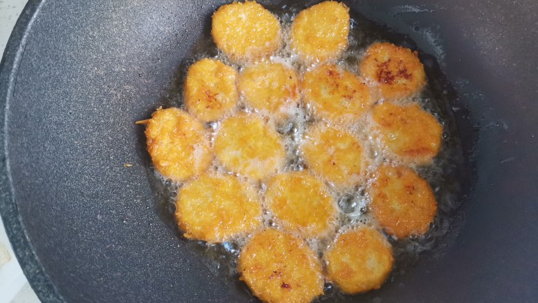 麦乐鸡,也可以在油锅里面炸,油温烧到六成热,小火炸至表面,金黄酥脆即可捞出控油