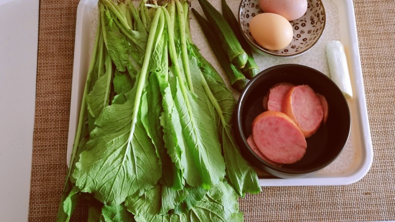 火腿青菜炒鸡蛋,食材准备好。