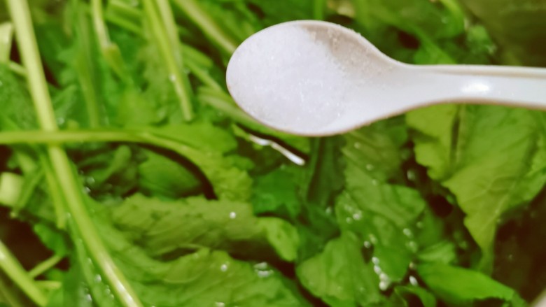 火腿青菜炒鸡蛋,<a style='color:red;display:inline-block;' href='/shicai/ 112'>小白菜</a>择洗干净放入开水中汆烫断生捞出,水中加入2克盐和几滴食用油。