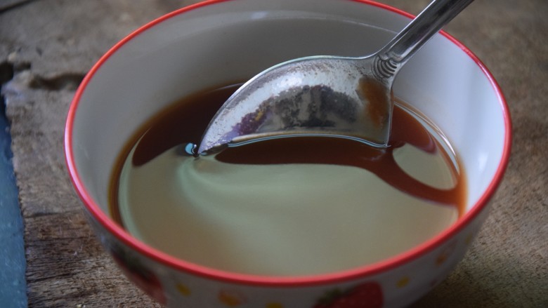 茄汁豆腐,煎豆腐期间把调料调好