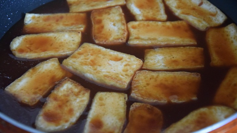 茄汁豆腐,把调料倒入锅中,小火慢煮