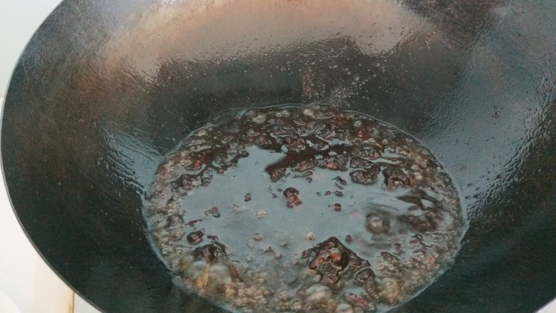 雪碧拌面,肉丁炸酱,倒入适量雪碧。