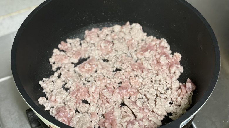 好吃到爆炸的香菇炸酱,干饭人必备,拌饭拌面都好吃,锅里热油,下入肉末煸炒出油