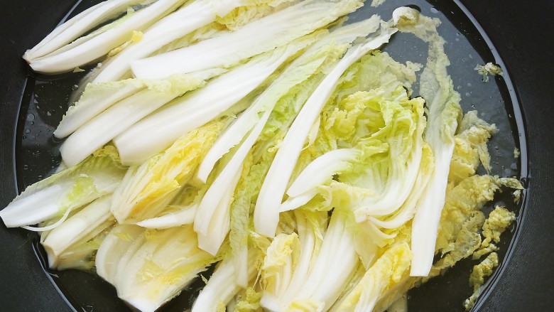 凉拌娃娃菜,锅中倒入适量清水,食盐和食用油烧开,水开放入娃娃菜焯水一分钟。