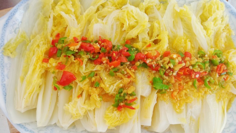 凉拌娃娃菜,均匀的淋在娃娃菜上,美味完成。