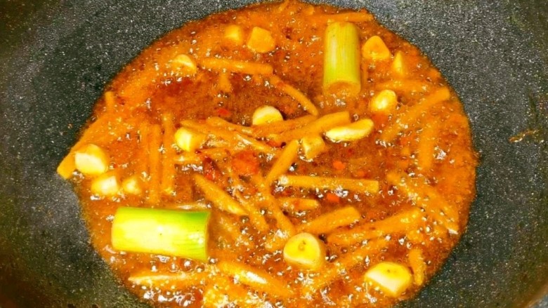 是鸡翅炖土豆呀!,锅内烧油,油热下入<a style='color:red;display:inline-block;' href='/shicai/ 705'>豆瓣酱</a>炒出红油🥘,之后放入葱姜蒜爆香