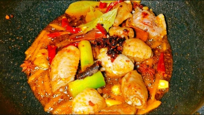 是鸡翅炖土豆呀!,下入准备好的辣椒🌶八角、桂皮、香叶、炒出香味儿☺️再放一点<a style='color:red;display:inline-block;' href='/shicai/ 10084'>老干妈</a>