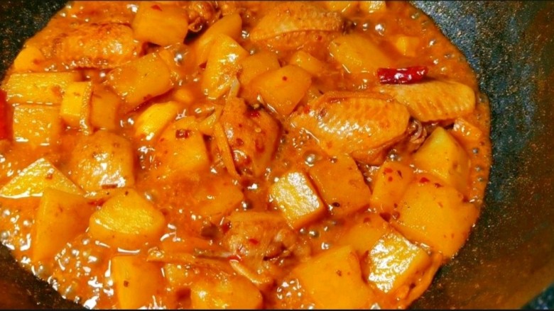 是鸡翅炖土豆呀!,煮至土豆收汁☺️