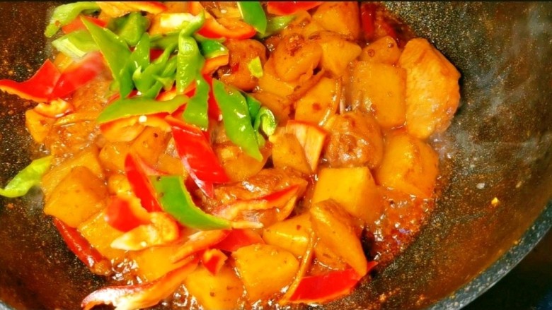 是鸡翅炖土豆呀!,再放入我们切好的青红椒🌶块