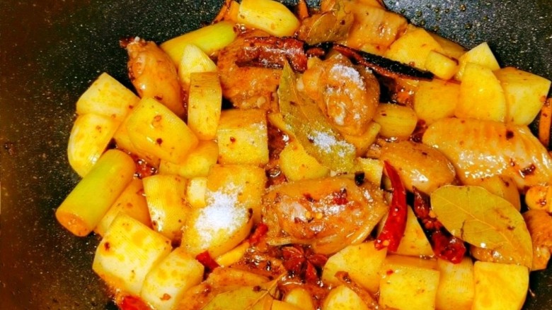 是鸡翅炖土豆呀!,翻炒至土豆表皮略微变色🥔,再加入适量盐