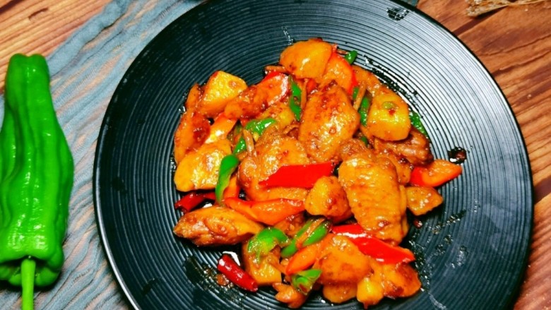 是鸡翅炖土豆呀!,翻炒1分钟左右盛出装盘😋