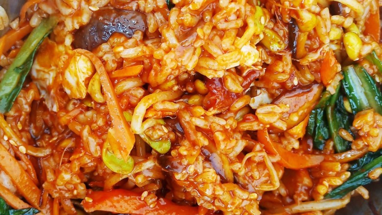 海苔拌饭,将料汁淋在准备好的饭菜上,均匀的撒上<a style='color:red;display:inline-block;' href='/shicai/ 279'>海苔</a>,搅拌一下即可食用。