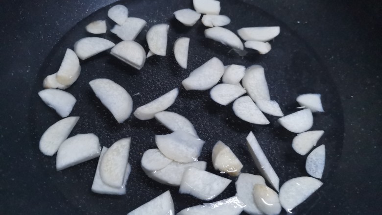 凉拌炸蛋,煮开加适量盐,将杏鲍菇加入