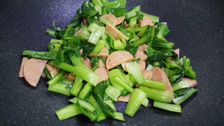 火腿青菜炒鸡蛋,待青菜变软