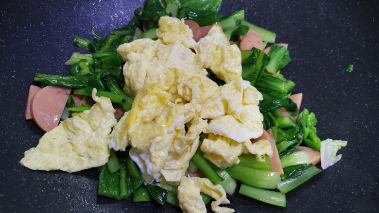 火腿青菜炒鸡蛋,加入炒好的鸡蛋,适量盐,翻炒均匀入味即可