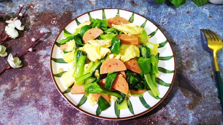 火腿青菜炒鸡蛋,火腿青菜炒鸡蛋完成,看着就很有食欲