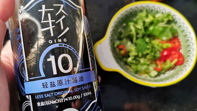 蘸酱带鱼,辛香料中,加入<a style='color:red;display:inline-block;' href='/shicai/ 692'>酱油</a>