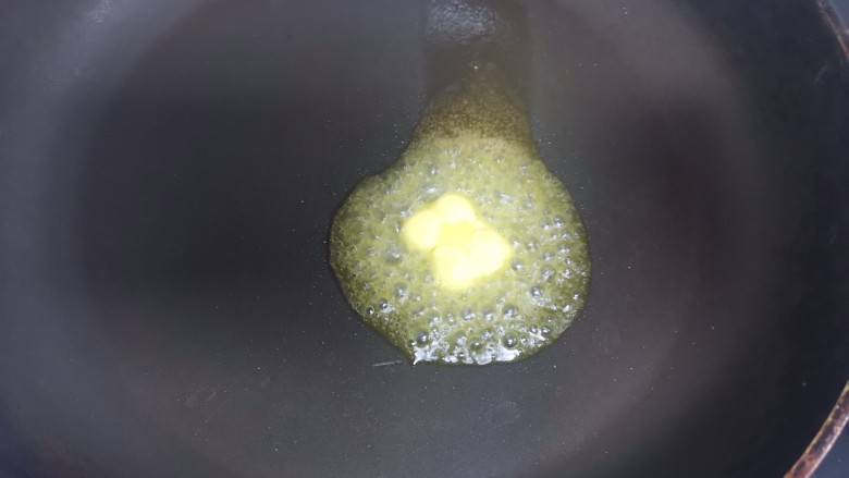法式牛奶烤吐司,不粘锅烧热,加入黄油至融化