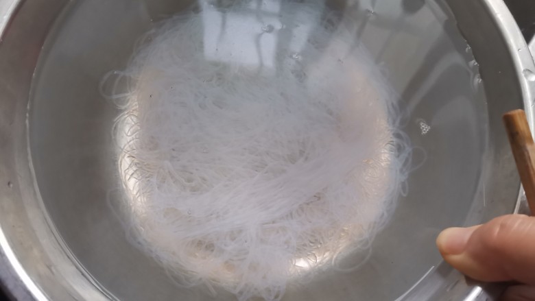 凉拌粉丝黄瓜,捞出投入凉水中,再捞出控水