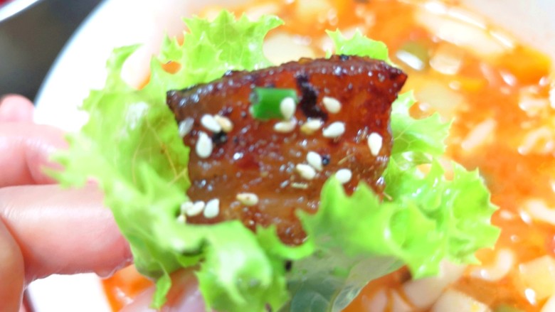 韩式烤五花肉,用生菜包着来一块,味道太赞啦!