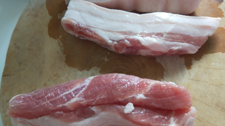 香菇肉片煲,<a style='color:red;display:inline-block;' href='/shicai/ 428'>五花肉</a>两条洗干净。