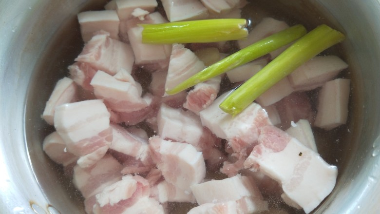 香菇肉片煲,冷水下锅,加入料酒,葱段,姜片。
