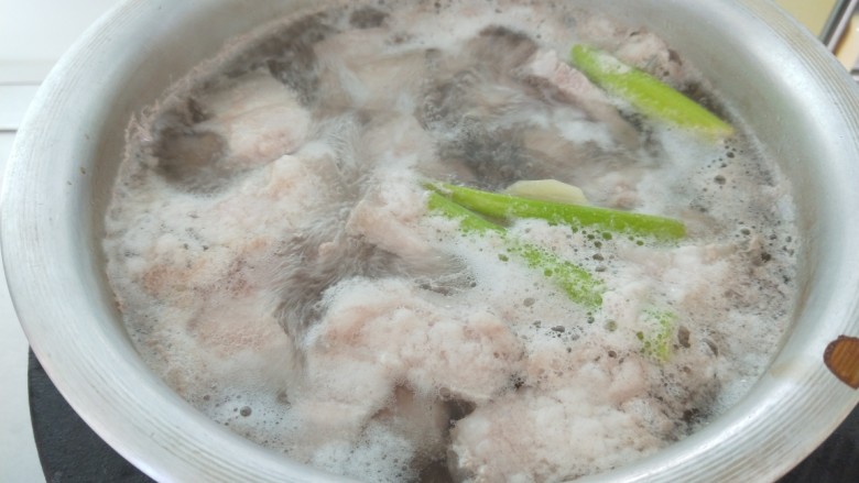 香菇肉片煲,大火烧开。