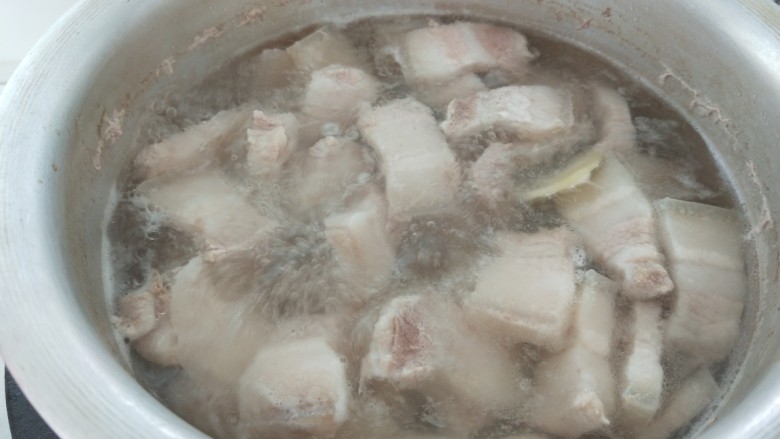 香菇肉片煲,撇去血沫。