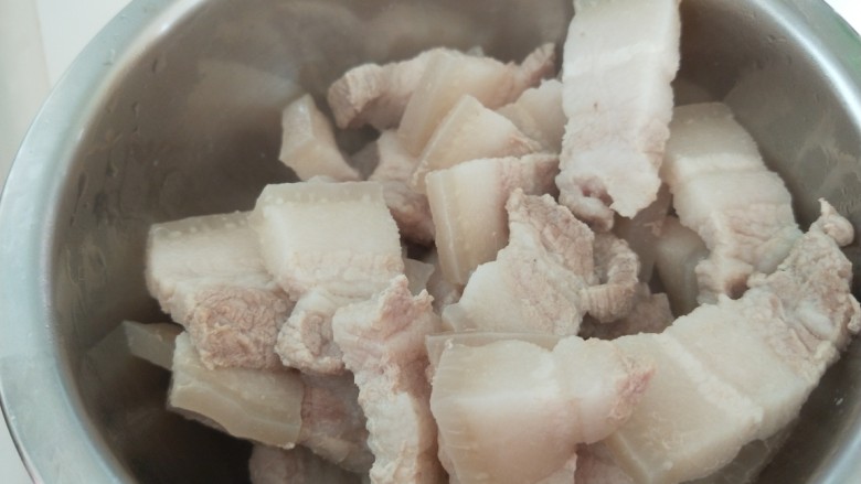 香菇肉片煲,捞出来控水。
