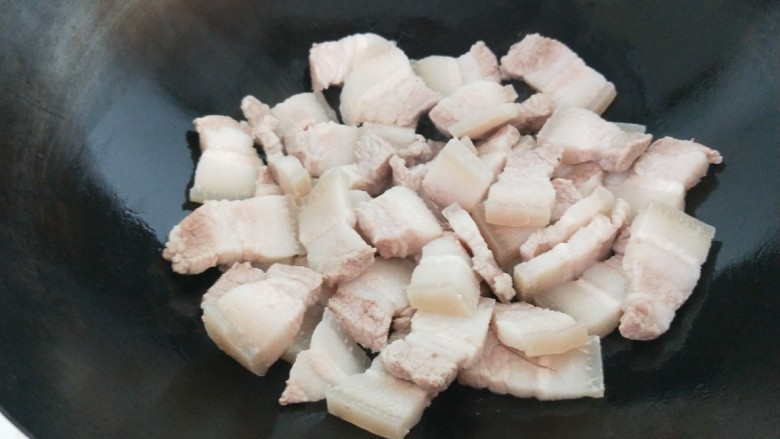 香菇肉片煲,倒入五花肉煸炒。