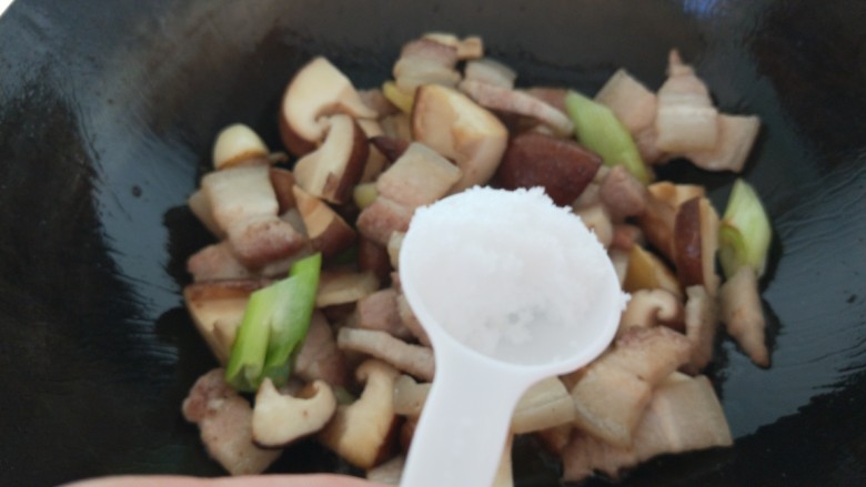 香菇肉片煲,加入白糖,盐。