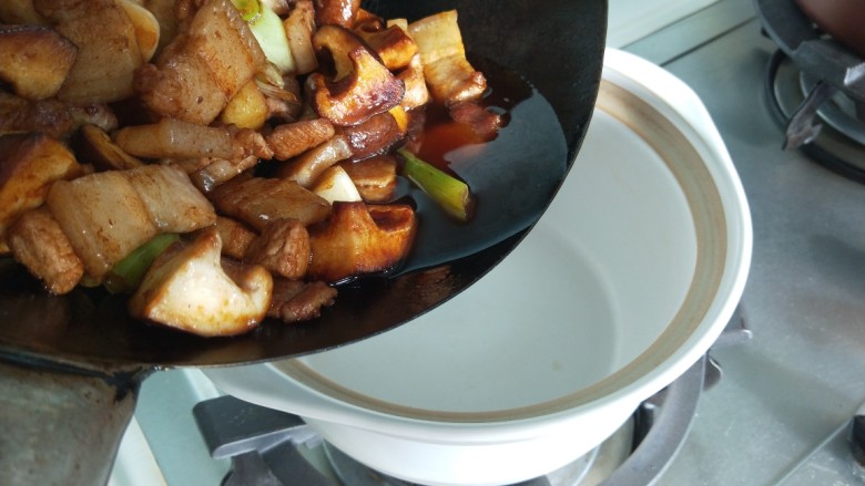 香菇肉片煲,倒入煲汤锅。