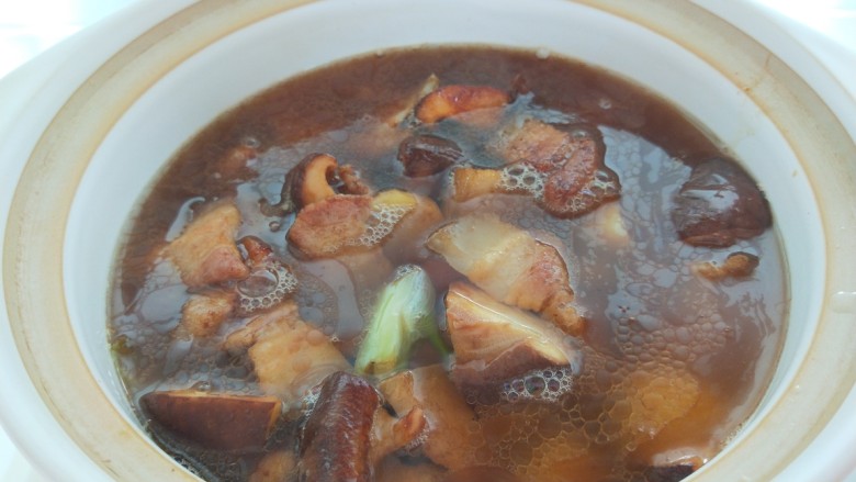 香菇肉片煲,加入适量开水。