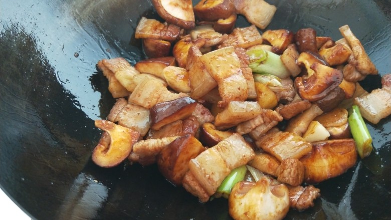 香菇肉片煲,翻炒均匀。