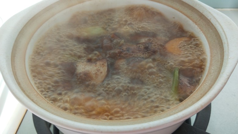 香菇肉片煲,大火烧开。