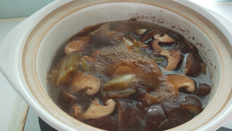 香菇肉片煲,转小火慢炖。