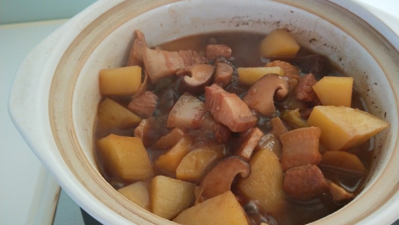 香菇肉片煲,焖20分钟。
