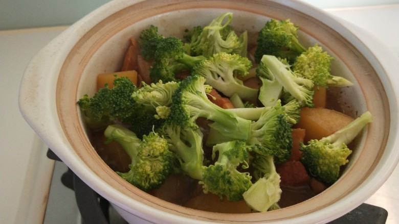 香菇肉片煲,最后放入西蓝花。