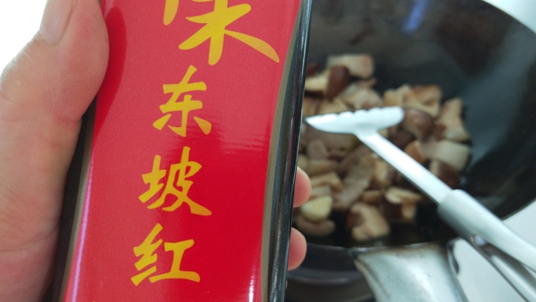 香菇肉片煲,加入适量东坡红<a style='color:red;display:inline-block;' href='/shicai/ 692'>酱油</a>。
