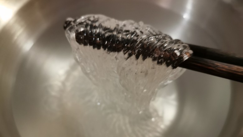 凉拌粉丝黄瓜,泡软的粉丝放入开水中煮至自己喜欢的软硬程度,捞出备用。