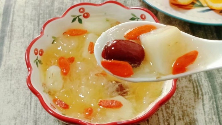 银耳红枣马蹄糖水,一道银耳马蹄糖水就做好了~~