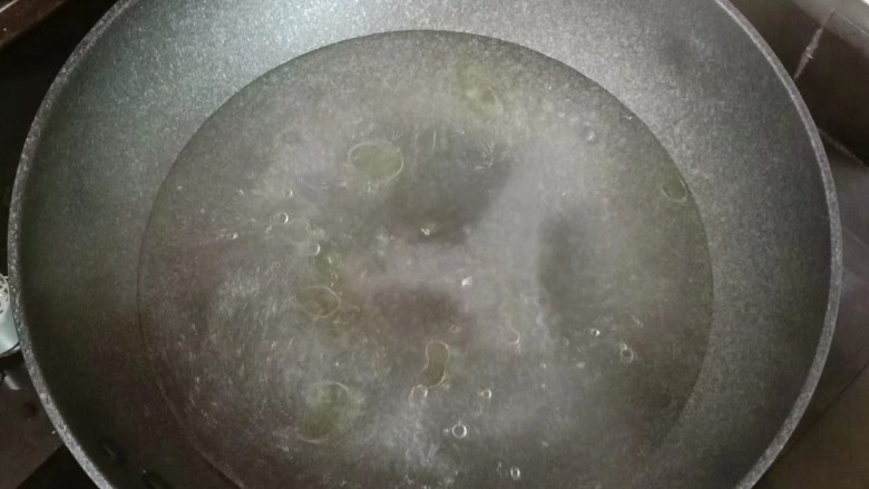 牛肉丸鸡蛋紫薯粉,起锅烧水,水开滴几滴食用油和少许盐