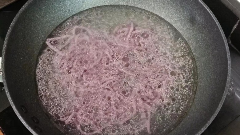 牛肉丸鸡蛋紫薯粉,放入<a style='color:red;display:inline-block;' href='/shicai/ 10124'>紫薯粉</a>,煮至八分熟