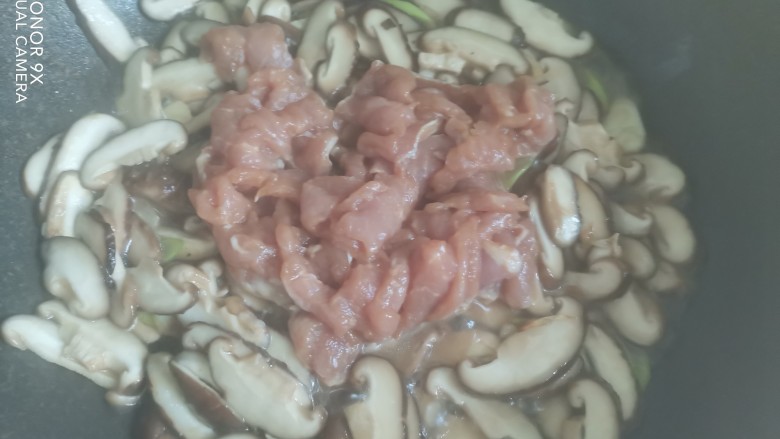 香菇肉片煲,炖至香菇把水吸收了,加入猪肉翻炒至变色