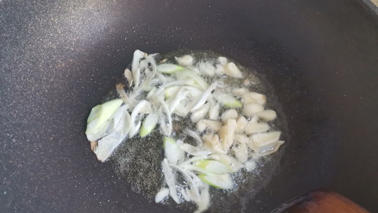 香菇肉片煲,起锅烧油,下入葱蒜爆香