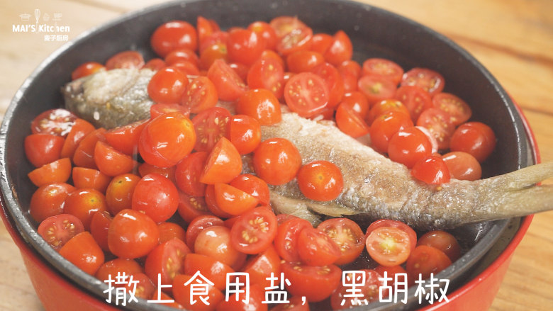 意式番茄马友鱼,鱼煎熟后加入小番茄，撒上食用盐，<a style='color:red;display:inline-block;' href='/shicai/ 134333'>黑胡椒</a>，<a style='color:red;display:inline-block;' href='/shicai/ 832'>迷迭香</a>，罗勒碎。