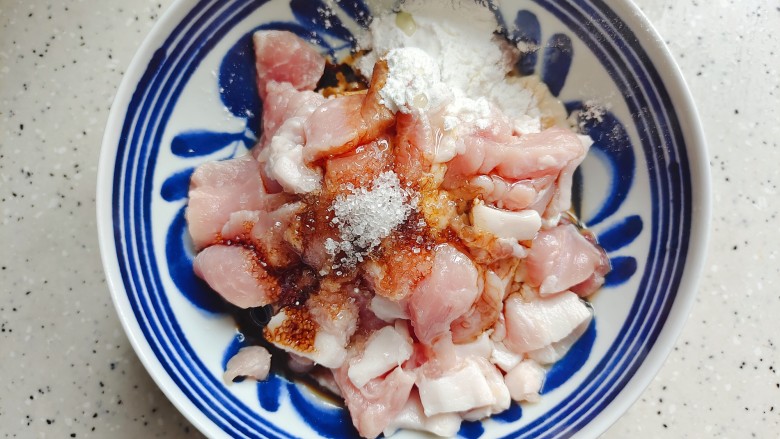 丝瓜肉片,<a style='color:red;display:inline-block;' href='/shicai/ 414'>猪肉</a>洗净,切成薄片,加适量生抽、料酒,一小勺淀粉、细砂糖,几滴食用油