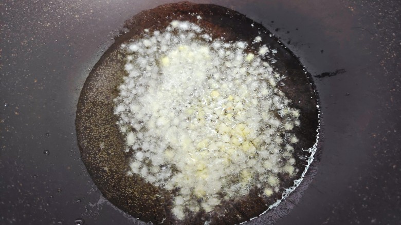 丝瓜肉片,起油锅,油热后下大蒜生姜末,炒香
