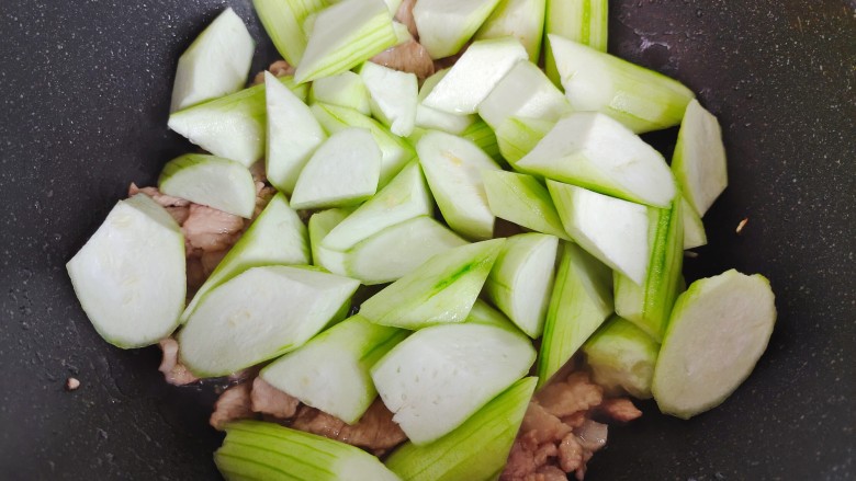 丝瓜肉片,加入丝瓜,翻炒30秒