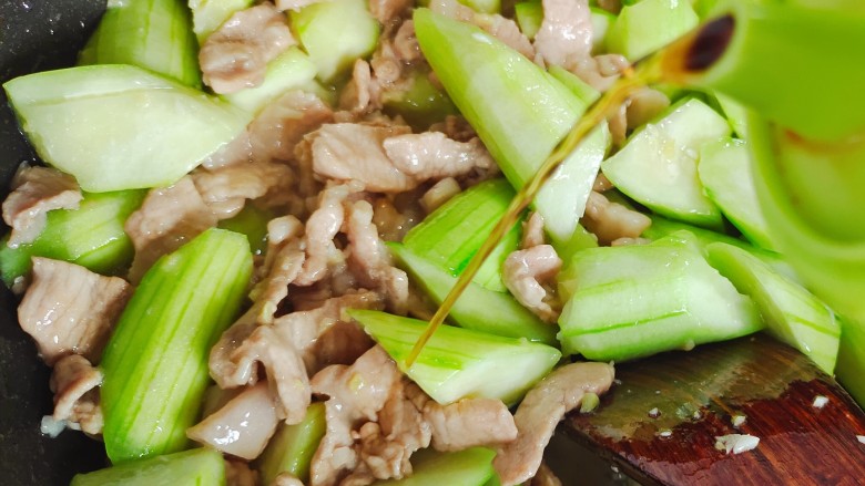 丝瓜肉片,加少许料酒,翻炒均匀